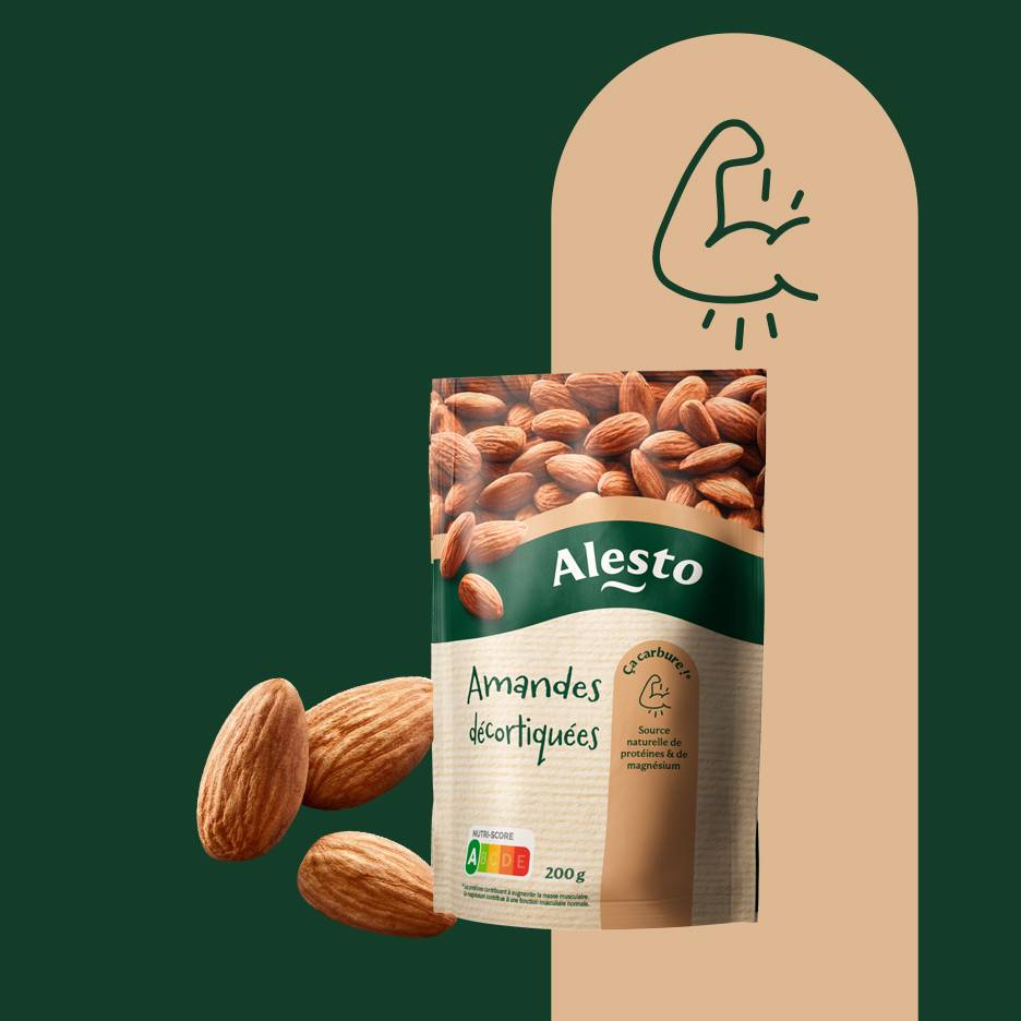 Un sachet d'amandes décortiquées, source de protéines et de magnésium, avec un Nutri-Score A.
