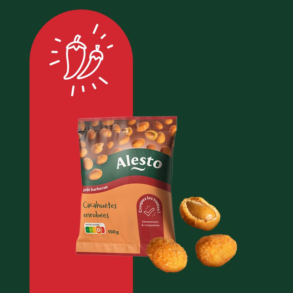 Sachet de cacahuètes enrobées goût barbecue, avec des cacahuètes individuelles et un piment rouge stylisé.