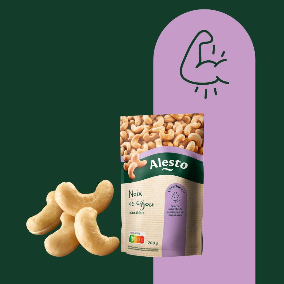 Un paquet de noix de cajou non salées avec des noix de cajou éparpillées et un logo de bras musclé.