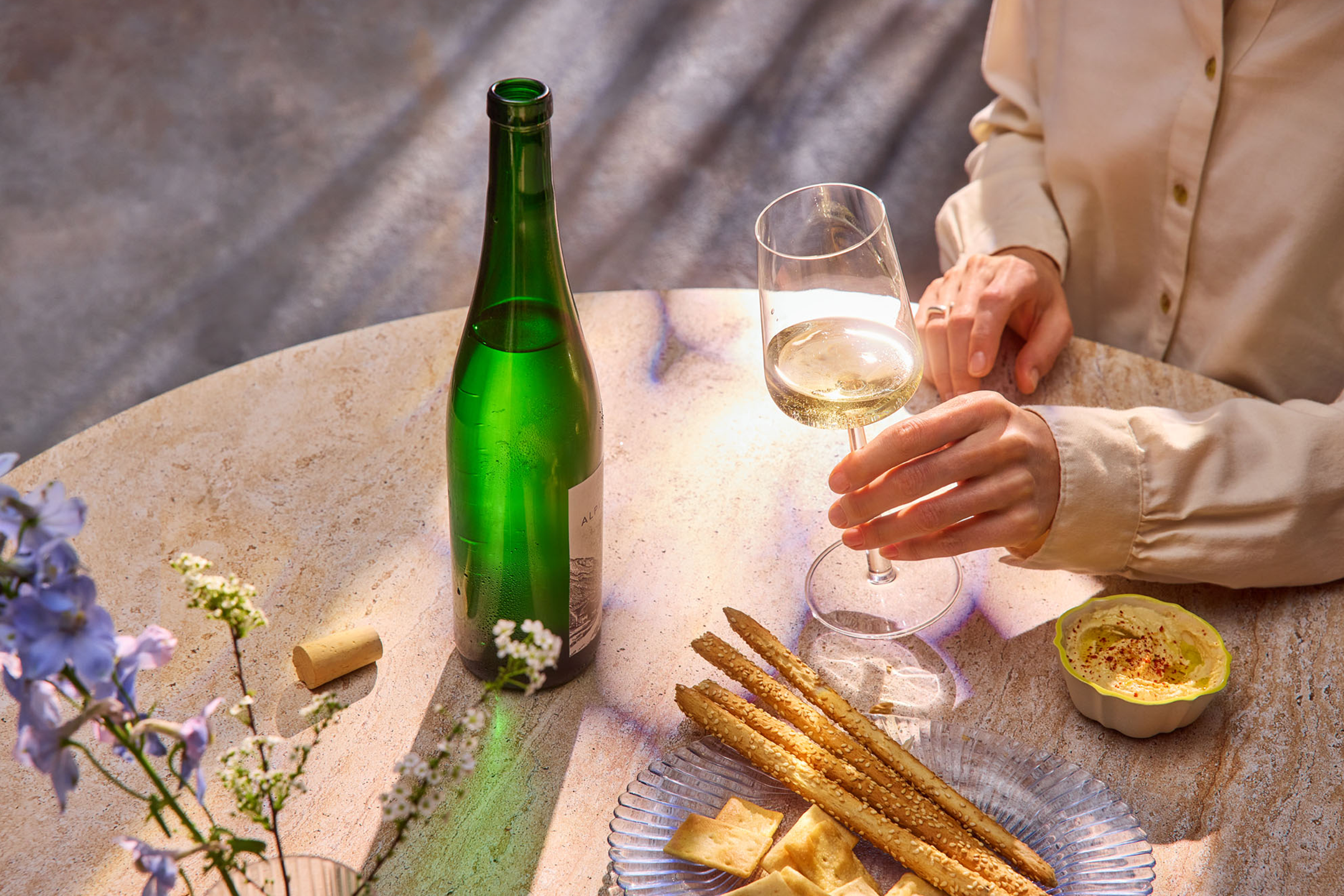 Vin blanc, gressins et houmous.