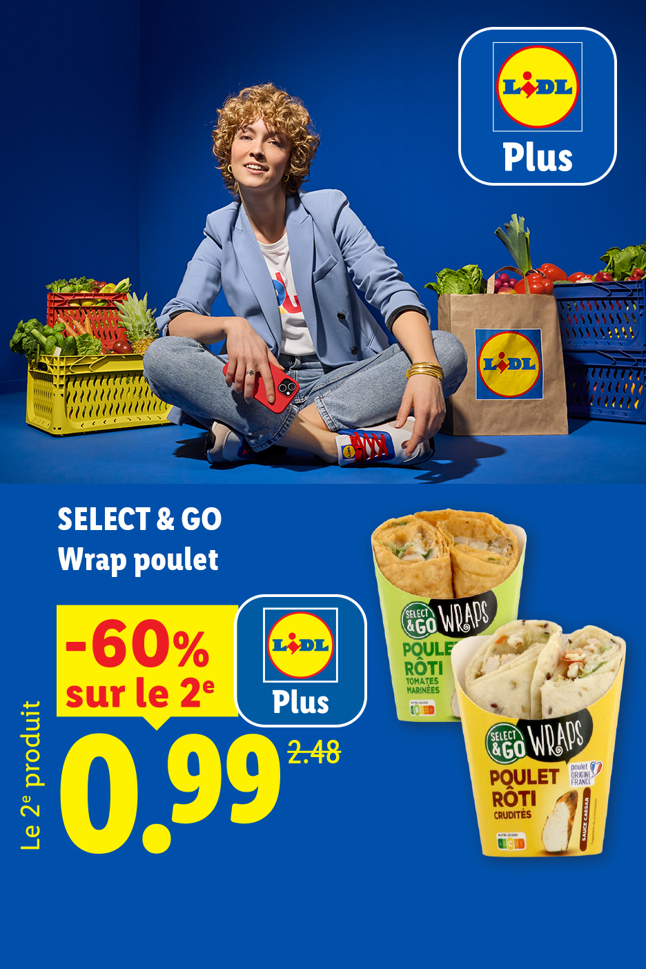 Une femme souriante assise parmi des courses, avec des wraps au poulet en promotion.