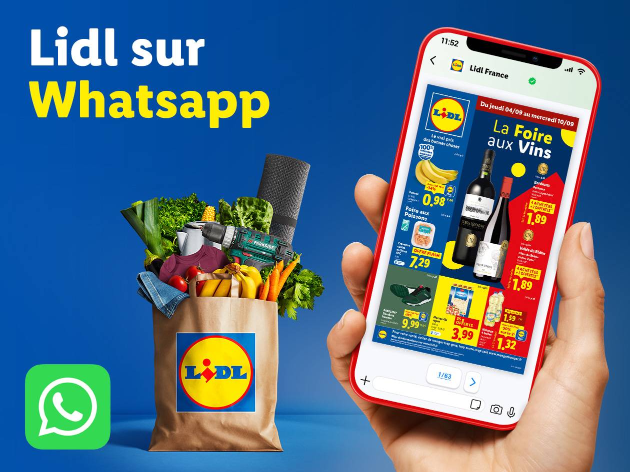 Publicité Lidl pour son service WhatsApp, montrant un sac de courses rempli de produits variés et un téléphone affichant un catalogue numérique.