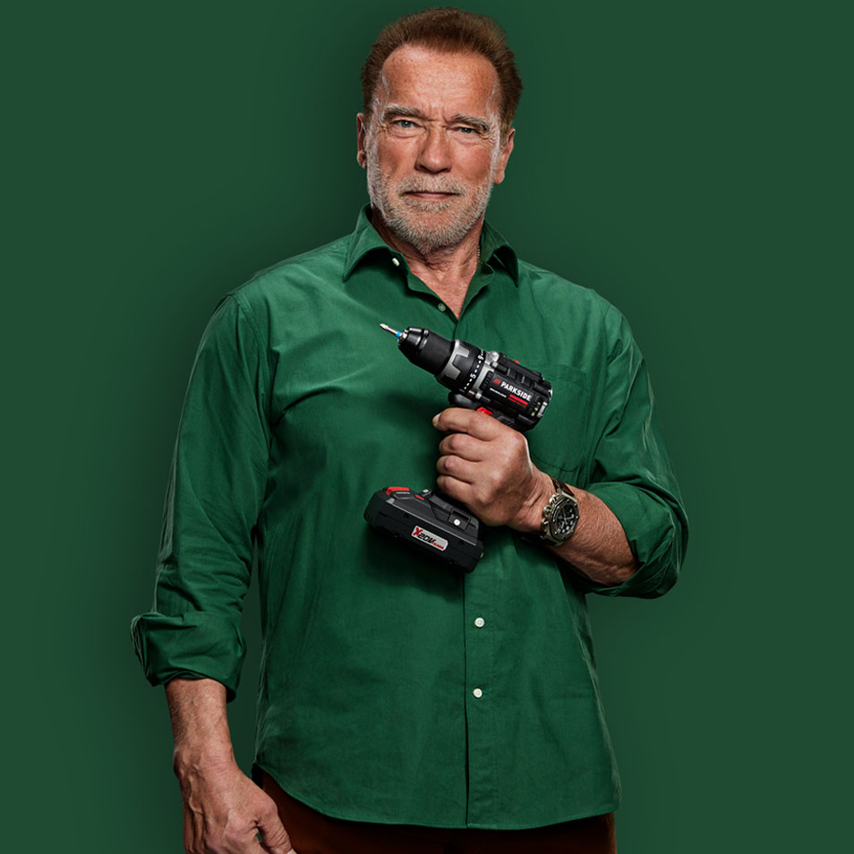 Arnold Schwarzenegger tenant une perceuse Parkside.